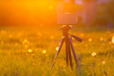 Üç ayaklı akıllı telefon. Fotoğraf konsepti