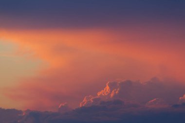 Gökyüzünde güzel bulutlar. Gün batımı ya da gün doğumu