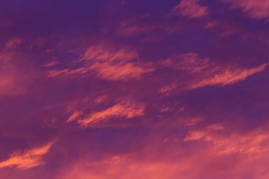 Gökyüzünde güzel bulutlar. Gün batımı ya da gün doğumu