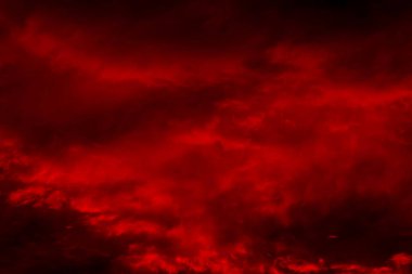 Gökyüzünde güzel bulutlar. Gün batımı ya da gün doğumu