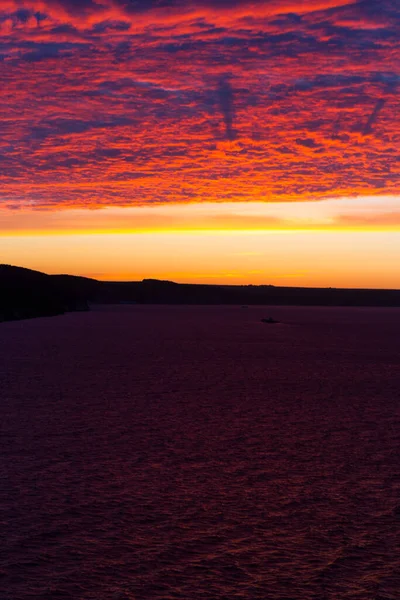 Pôr Sol Dramático Sobre Oceano Nuvens Vermelhas — Fotografia de Stock