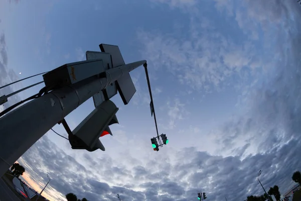Trafik Lambası Güzel Bulutlu Arkaplan — Stok fotoğraf