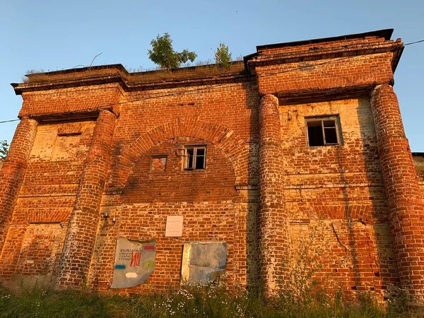 Terk Edilmiş Eski Kırmızı Tuğla Bina — Stok fotoğraf