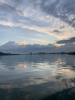 Şehrin ve nehrin üzerinde gün batımı