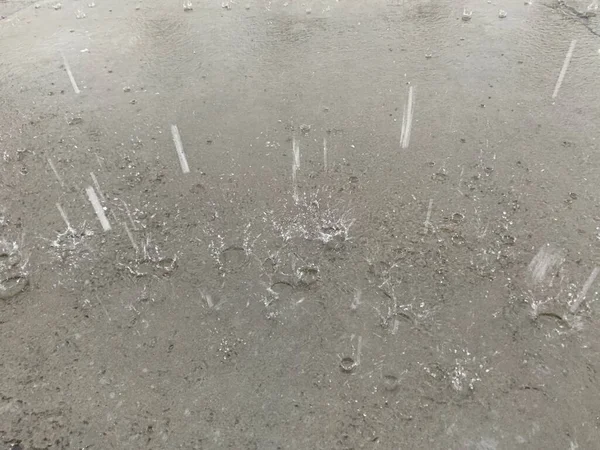 街上下着大雨 — 图库照片