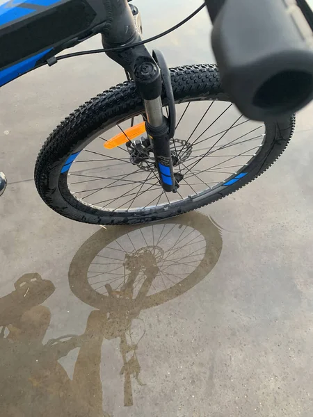 Radfahren Unter Dem Regenkonzept — Stockfoto