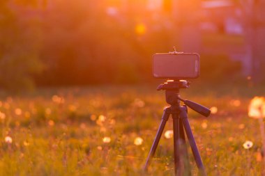Üç ayaklı akıllı telefon. Fotoğraf konsepti