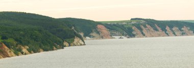 Kıyı şeridi kayalık. Manzara. Deniz Burnu