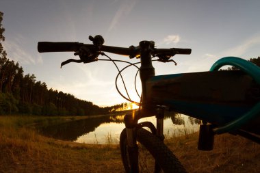 Bisiklet doğanın yanında. Spor.