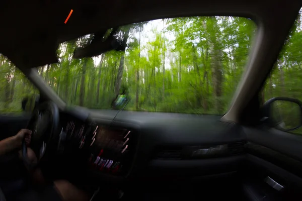 Samochód Poruszający Się Dużą Prędkością Przez Las Niewyraźne — Zdjęcie stockowe