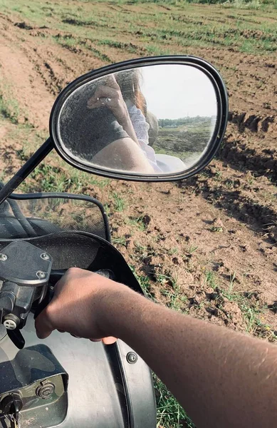 Sprin 'deki çayırda dörtlü bisiklet.