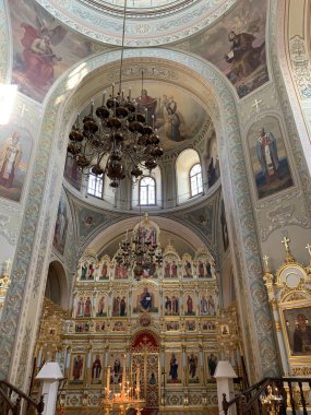 Eski bir Rus kilisesinin içinde.