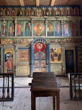 Eski bir Rus kilisesinin içinde.