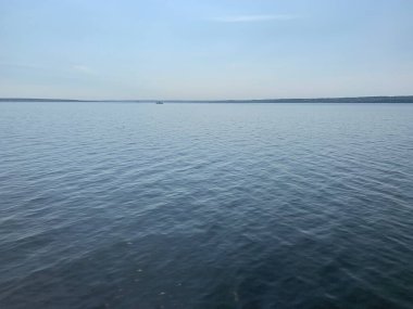 Büyük bir nehir ve uzak bir yer.