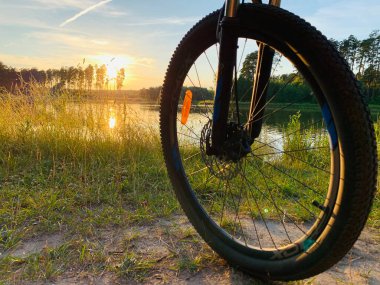 Doğada bisiklet silueti var. Gün batımı
