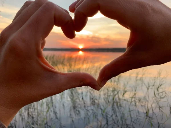 Silhuett Hand Hjärtform Solnedgång Över Tårtan — Stockfoto