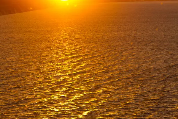 水の背景画像 水の上に沈む夕日 — ストック写真