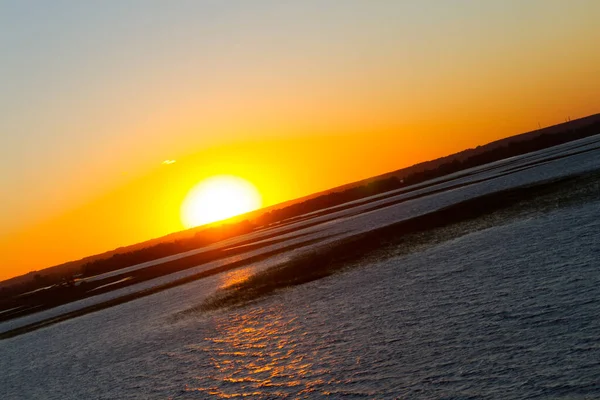 完美的早上钓鱼 太阳升起过河 — 图库照片