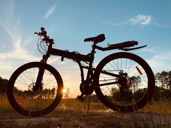 Doğada Bisiklet Silueti Var Gün Batımı — Stok fotoğraf