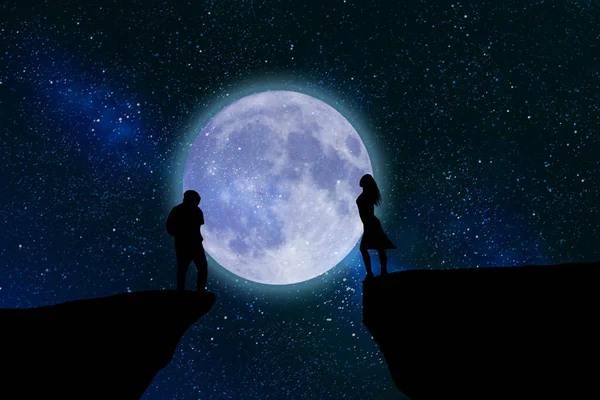 Çift kavramı. Uçurumun kenarında bir adam ve kadın silueti