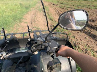 Baharda çayırda dörtlü bisiklet