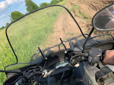 Baharda çayırda dörtlü bisiklet