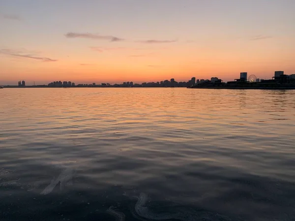 Zachód Słońca Nad Miastem Rzeką — Zdjęcie stockowe