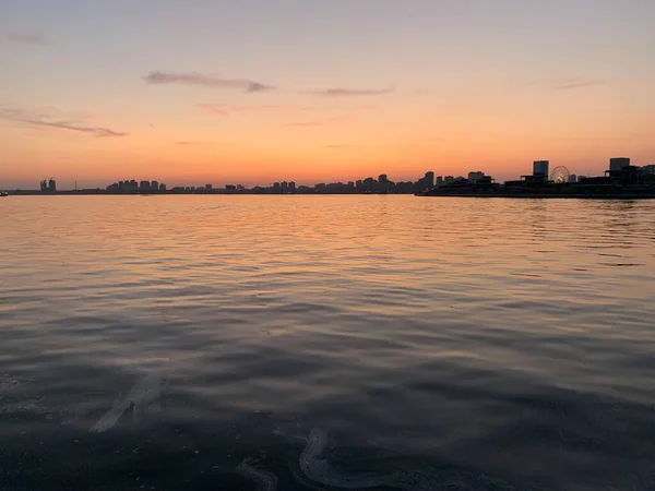 夕阳笼罩在城市和河流之上 — 图库照片