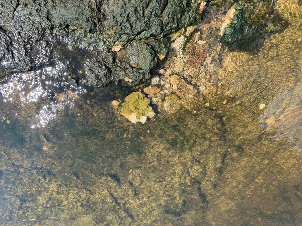 Grandi Pietre Nel Mare Vicino — Foto Stock