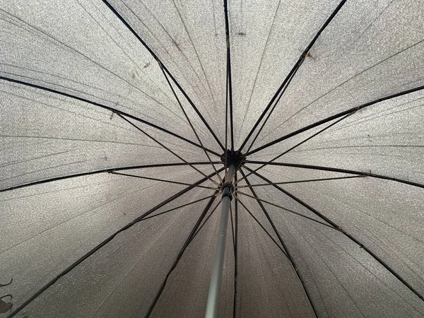 雨の滴で傘生地 傘の下から — ストック写真