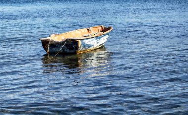 Bodrum yarımadasındaki Türkbuku kasabasındaki Ege Denizi 'nde eski, paslı, boş, küçük bir tekne..