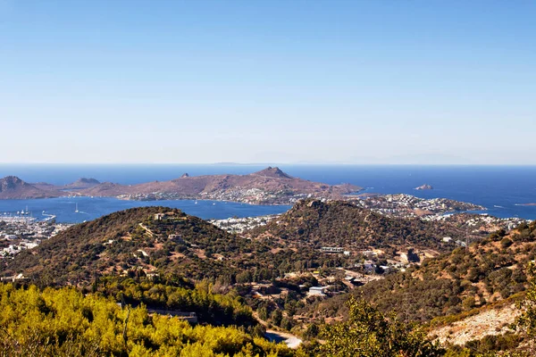 Yalikavak 'ın hava manzarası. Ege Denizi kıyısında, Türkiye / Bodrum Yarımadası üzerinde bir kasabadır. Yat limanı ve plajlarıyla bilinir.