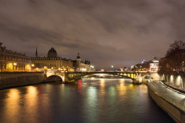 Kışın Paris 'te uzun süre korunmasız kalan Seine Nehri ve tarihi mimari binaların manzarası.