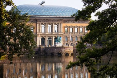 Düsseldorf 'ta bir modern sanat müzesi (K21, Kunstsammlung Nordrhein-Westfalen) görülüyor. Göl de görünüyor..