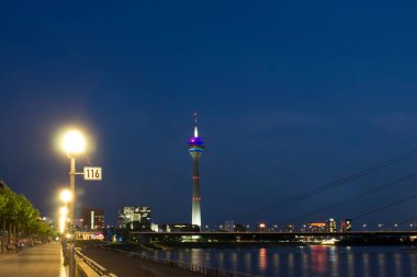 Düsseldorf 'taki Ren Nehri (Rhein) Nehri ve Kulesi' nin (Rheinturm) gece görüşü.
