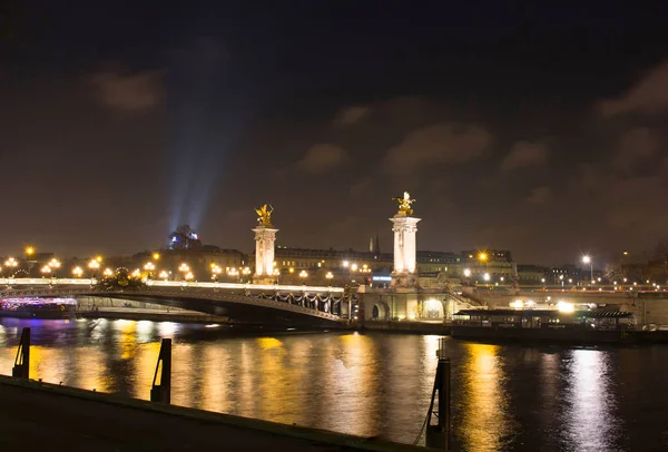 巴黎大宫 亚历山大三世桥和塞纳河的夜景 免版税图库照片