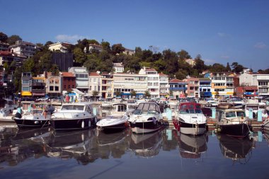 İstanbul 'da Tarabya marinasında tekne ve yat manzarası.
