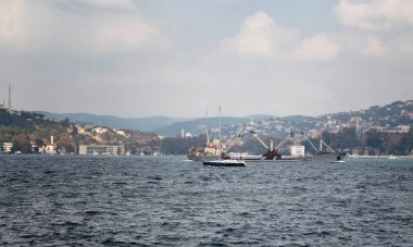 Kuru kargo gemisi ve motorlu tekne İstanbul 'un Tarabya bölgesinde boğazı geçiyor.