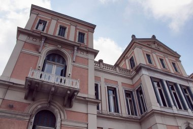 İstanbul 'da Boğaziçi' nin eski, taş ve tarihi binasının manzarası.