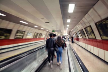 İstanbul metrosunda yürüyen insanların bulanık görüntüsü.