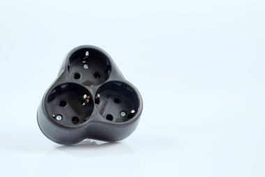 Beyaz arkaplanda izole edilmiş üç eklenti adaptörü