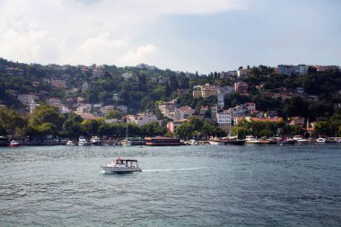 İstanbul 'un Avrupa yakasındaki Kurucesme Mahallesi' nde küçük balıkçı teknesi, sürat teknesi ve yatlar görülüyor. Güneşli bir yaz günü..