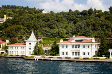 İstanbul 'un Asya yakasındaki İstanbul Boğazı' nın tarihi, eski Türk / Osmanlı evleri manzaralı. Güneşli bir yaz günü..