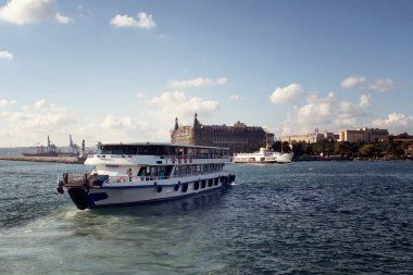 İstanbul 'un Asya yakasındaki tarihi eski tren istasyonu Boğaz' daki feribot manzarası. Güneşli bir yaz günü..