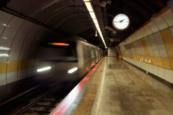 İstanbul metro istasyonundaki metro treninin bulanık görüntüsü.
