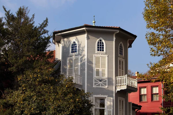伊斯坦布尔古老的木制历史建筑 — 图库照片