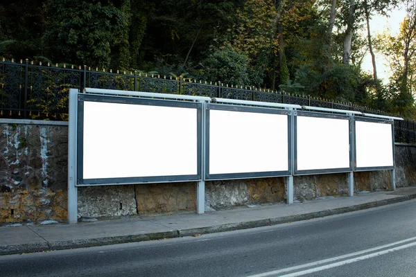 イスタンブールのBosphorisによる空 空白の屋外広告看板 — ストック写真