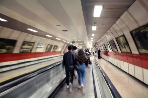 Suddig Rörelse Bild Människor Som Går Istanbul Tunnelbana — Stockfoto