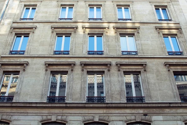 Vista Inferior Edificio París Que Muestra Estilo Arquitectónico Francés Parisino —  Fotos de Stock