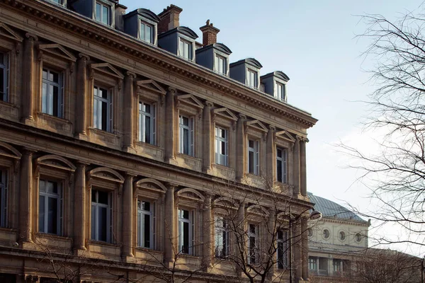 Vista Edificio París Que Muestra Estilo Arquitectónico Francés Parisino Atardecer —  Fotos de Stock